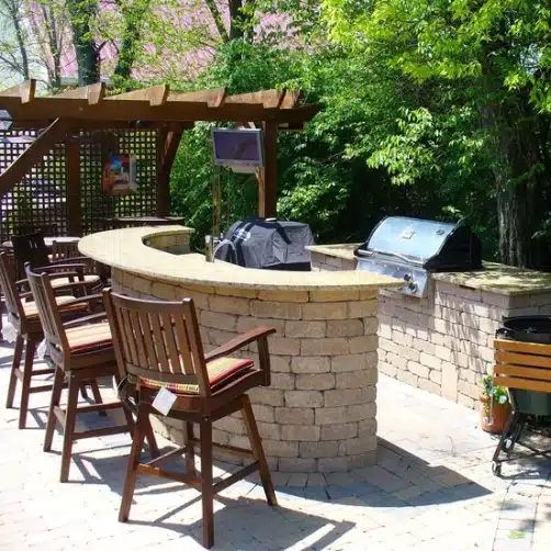outdoor-bar-with-wooden-pergola-and-privacy-scsreen-surrounded-by-trees-on-the-background-in-outer-banks-nc